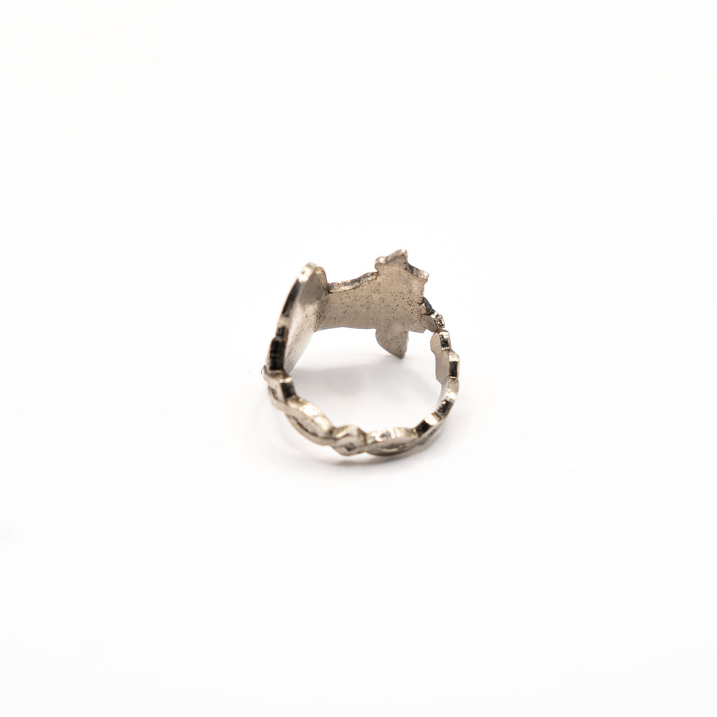 Vue arrière de la bague artisanale Gemma en couvert recyclé.