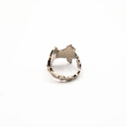 Vue arrière de la bague artisanale Gemma en couvert recyclé.