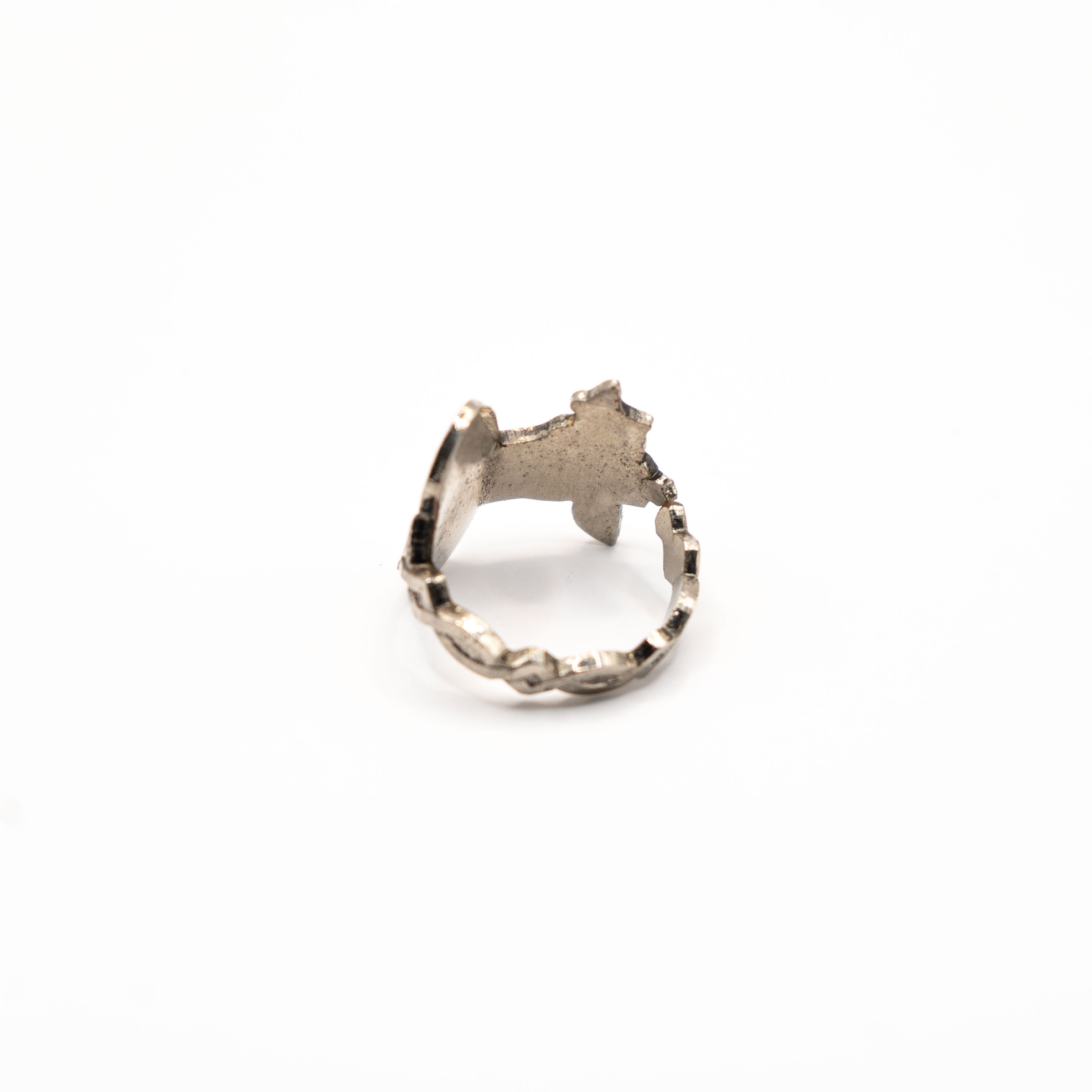 Vue arrière de la bague artisanale Gemma en couvert recyclé.