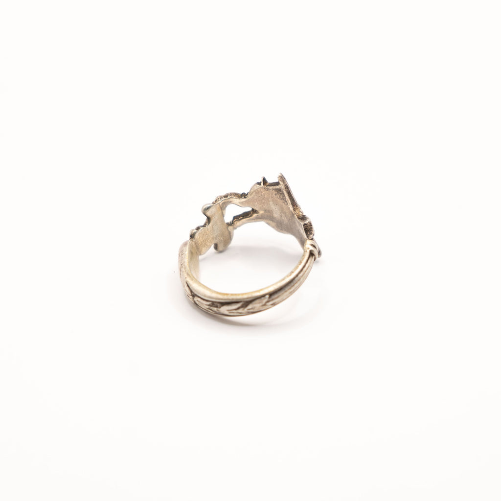 Vue arrière de la bague artisanale Gemma en couvert recyclé.