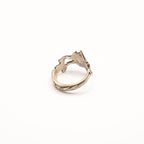 Vue arrière de la bague artisanale Gemma en couvert recyclé.