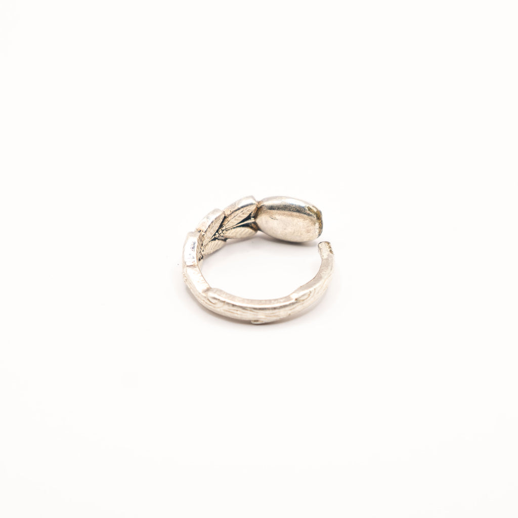 Vue arrière de la bague artisanale Gemma en couvert recyclé.