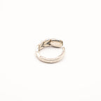 Vue arrière de la bague artisanale Gemma en couvert recyclé.