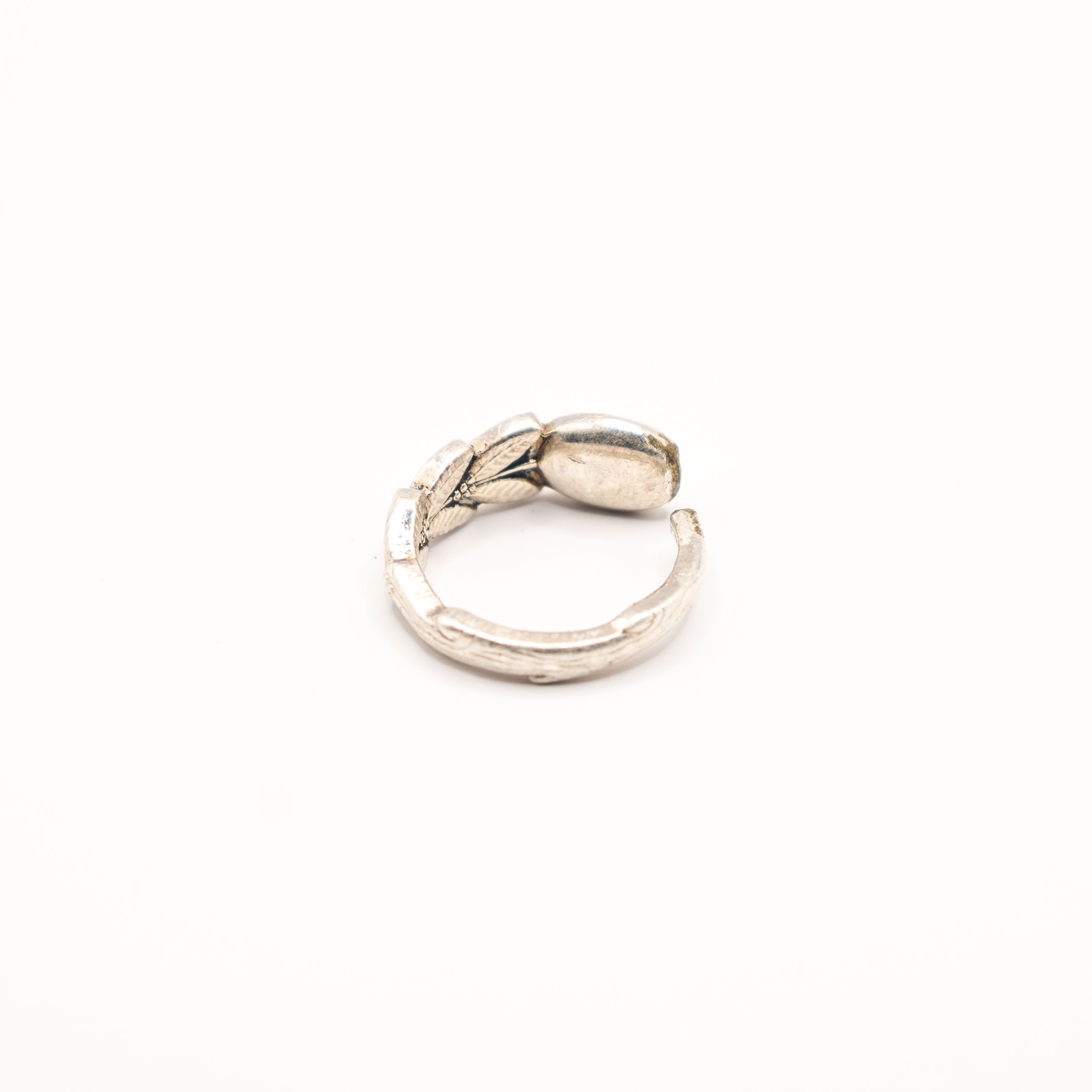 Vue arrière de la bague artisanale Gemma en couvert recyclé.