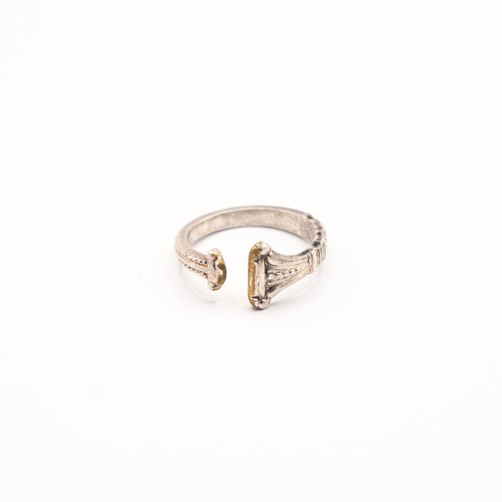 Vue arrière de la bague artisanale Gemma en couvert recyclé.