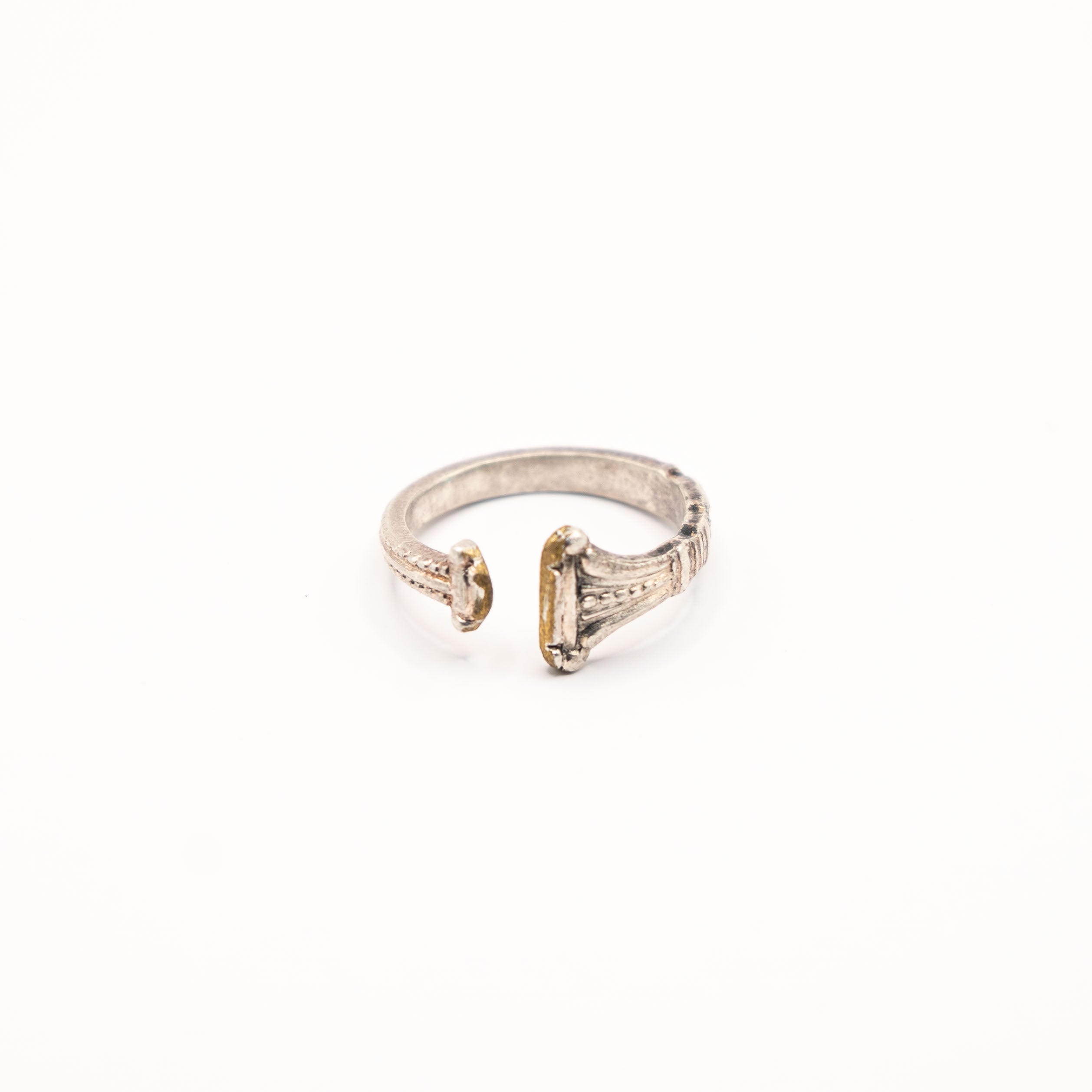 Vue arrière de la bague artisanale Gemma en couvert recyclé.