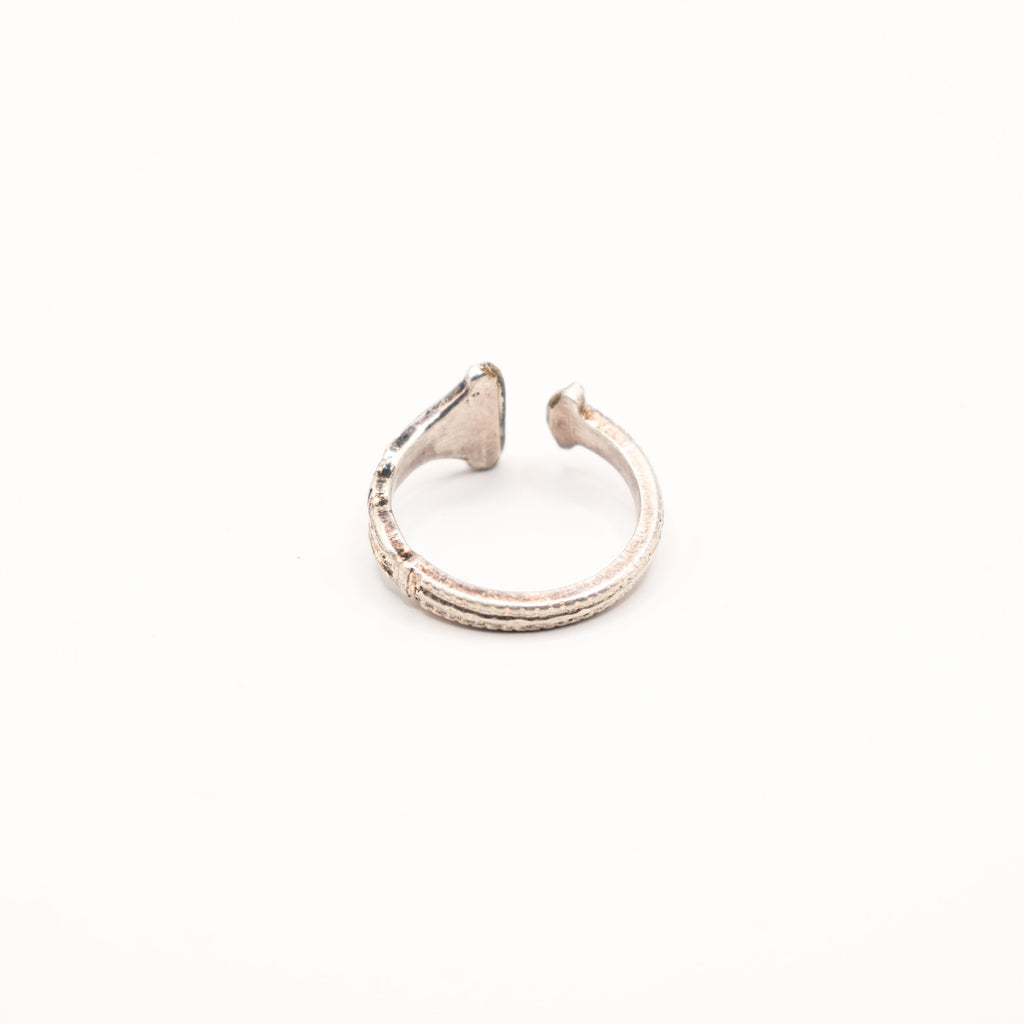 Vue de face de la bague artisanale Gemma en couvert recyclé.