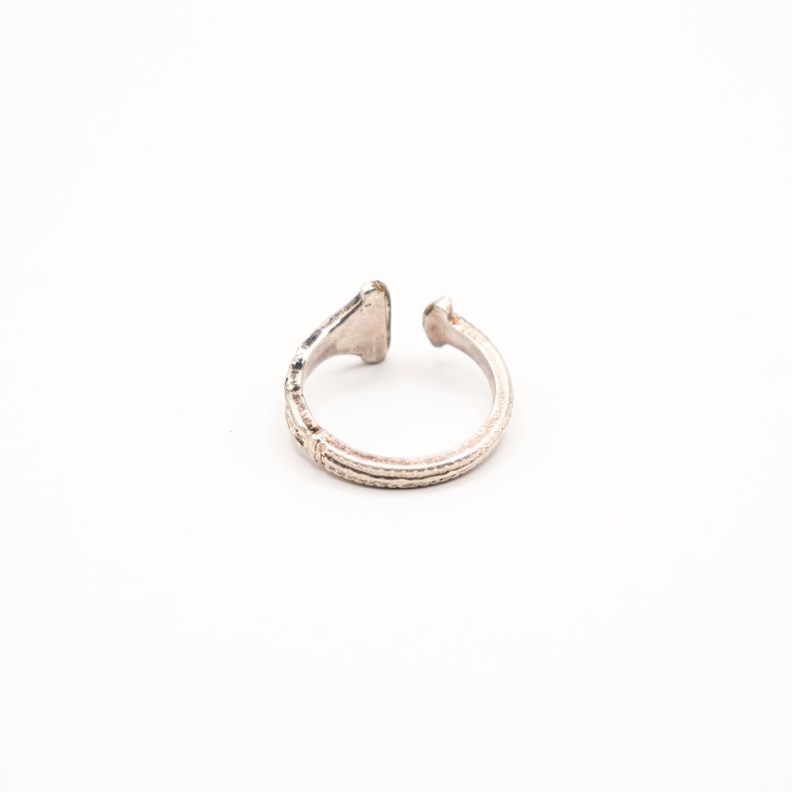 Vue de face de la bague artisanale Gemma en couvert recyclé.