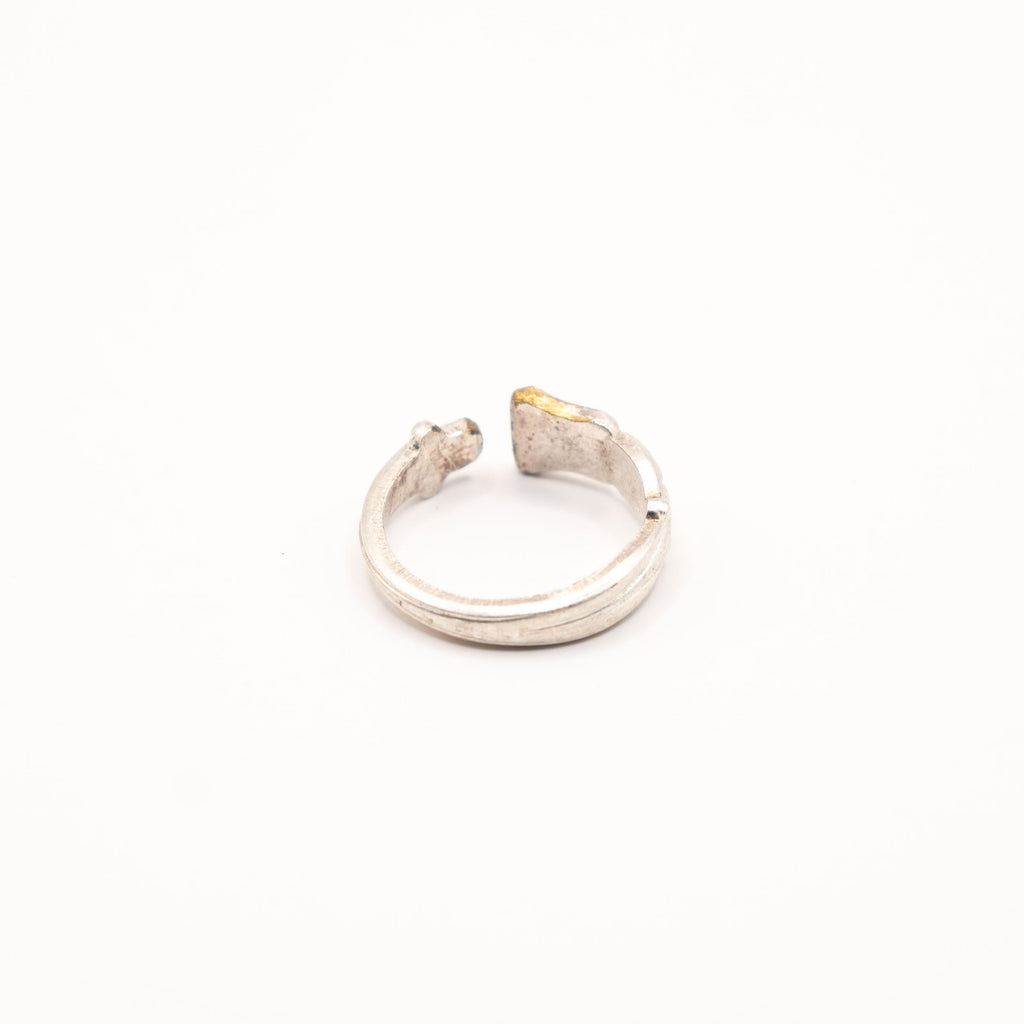 Vue arrière de la bague artisanale Gemma en couvert recyclé.