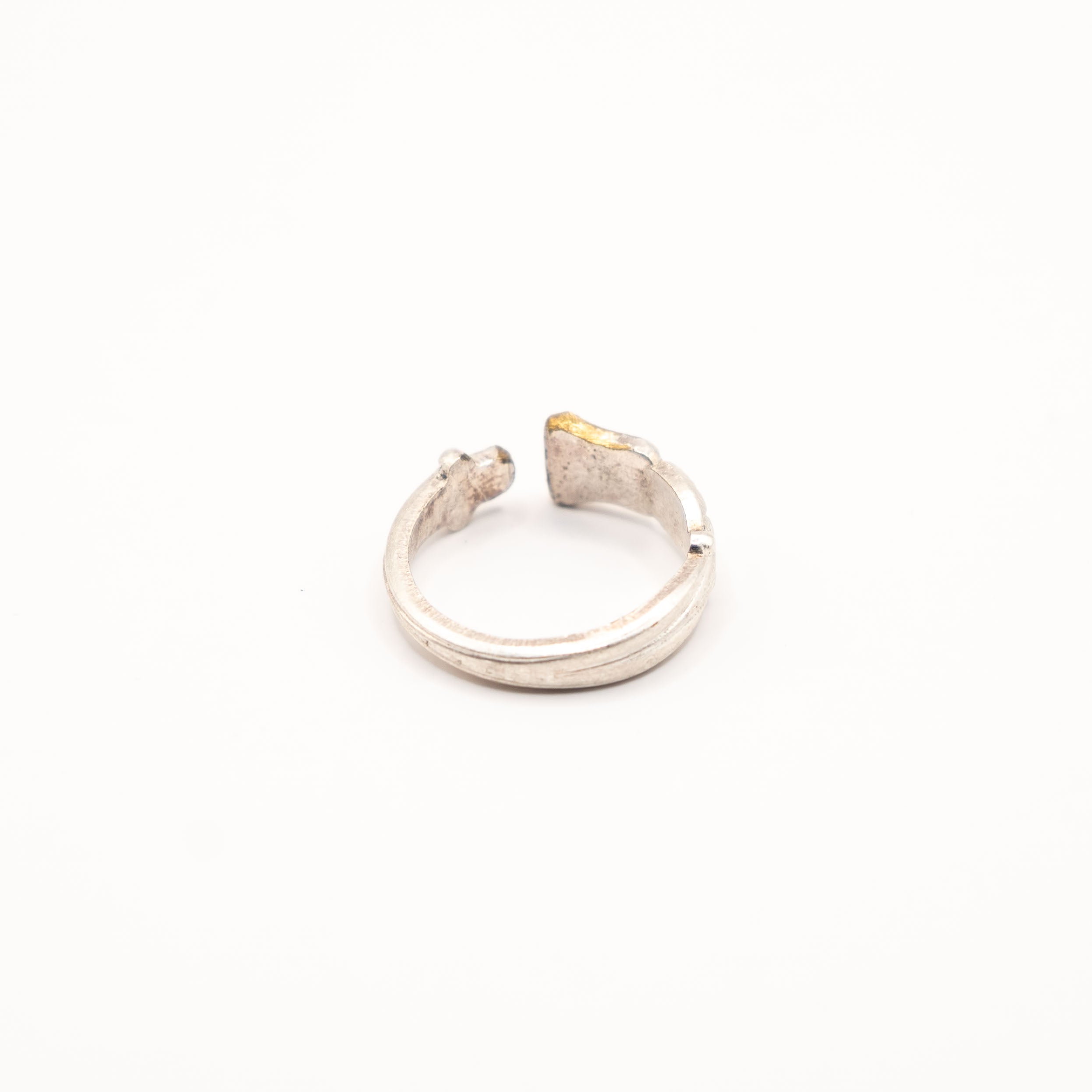 Vue arrière de la bague artisanale Gemma en couvert recyclé.