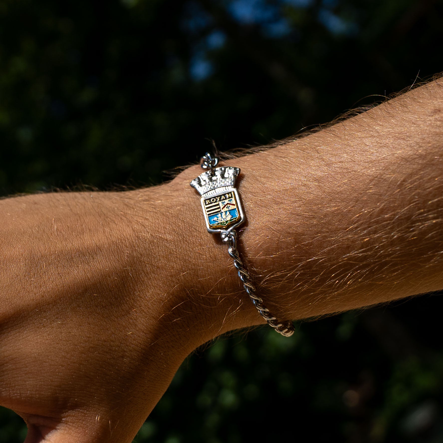 Bracelet artisanal Gemma en couvert recyclé porté au poignet.