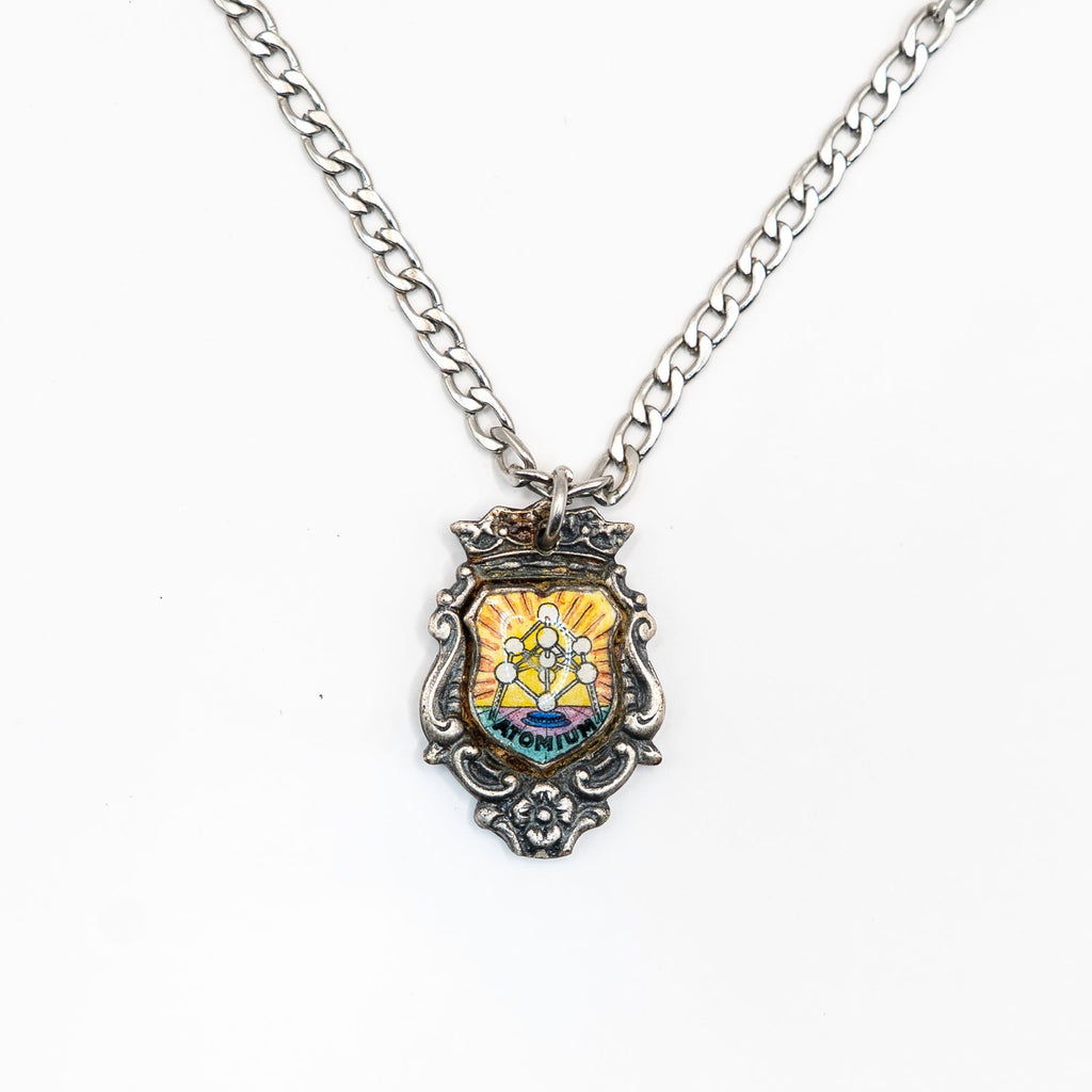 Vue de face du collier artisanal Gemma en couvert recyclé.