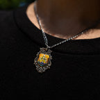 Collier artisanal Gemma en couvert recyclé porté autour du cou.