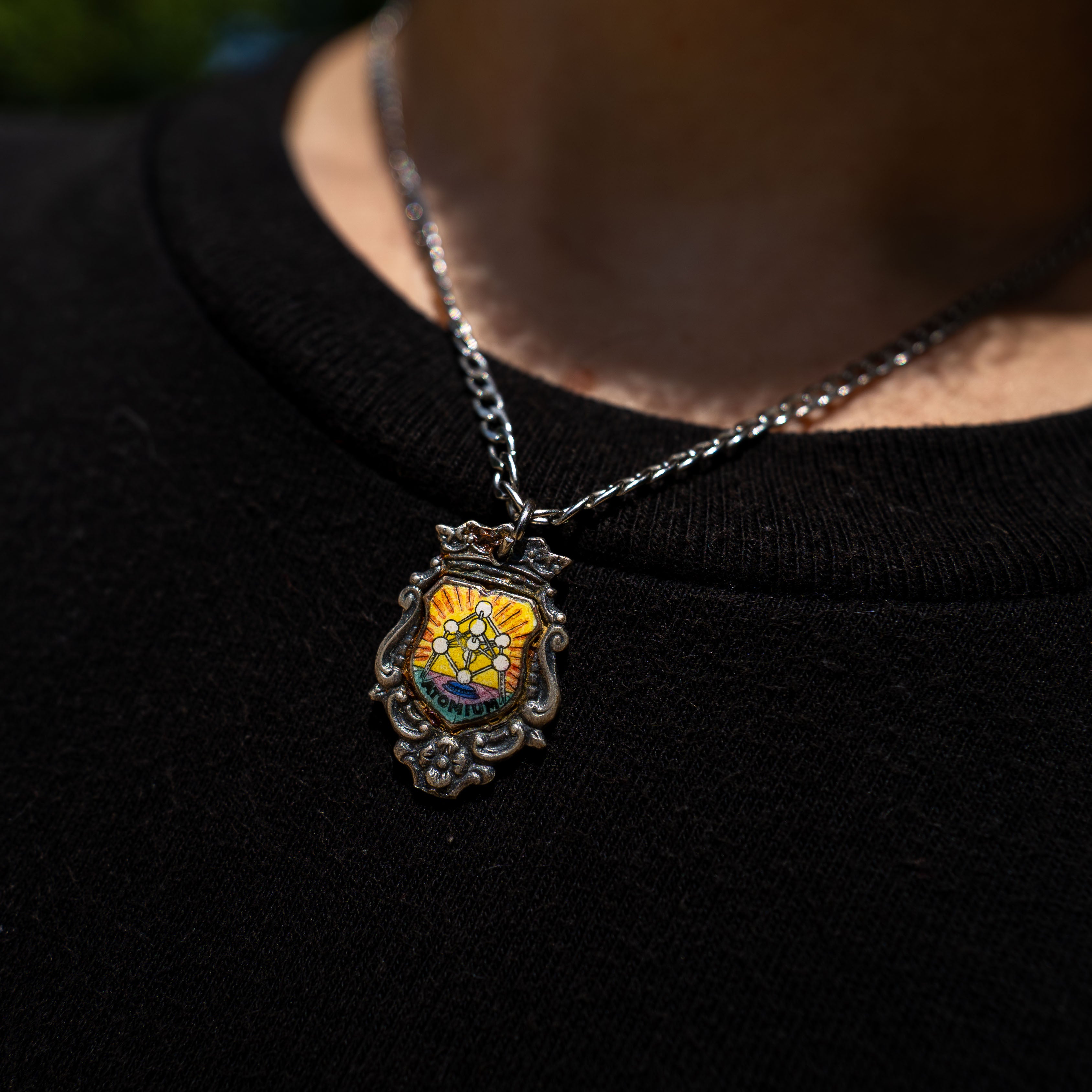 Collier artisanal Gemma en couvert recyclé porté autour du cou.