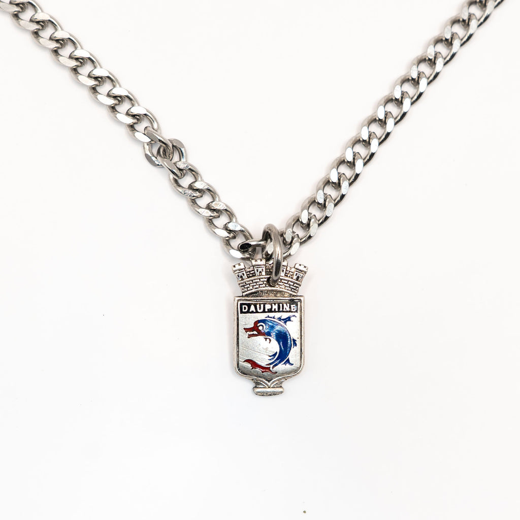 Vue de face du collier artisanal Gemma en couvert recyclé .