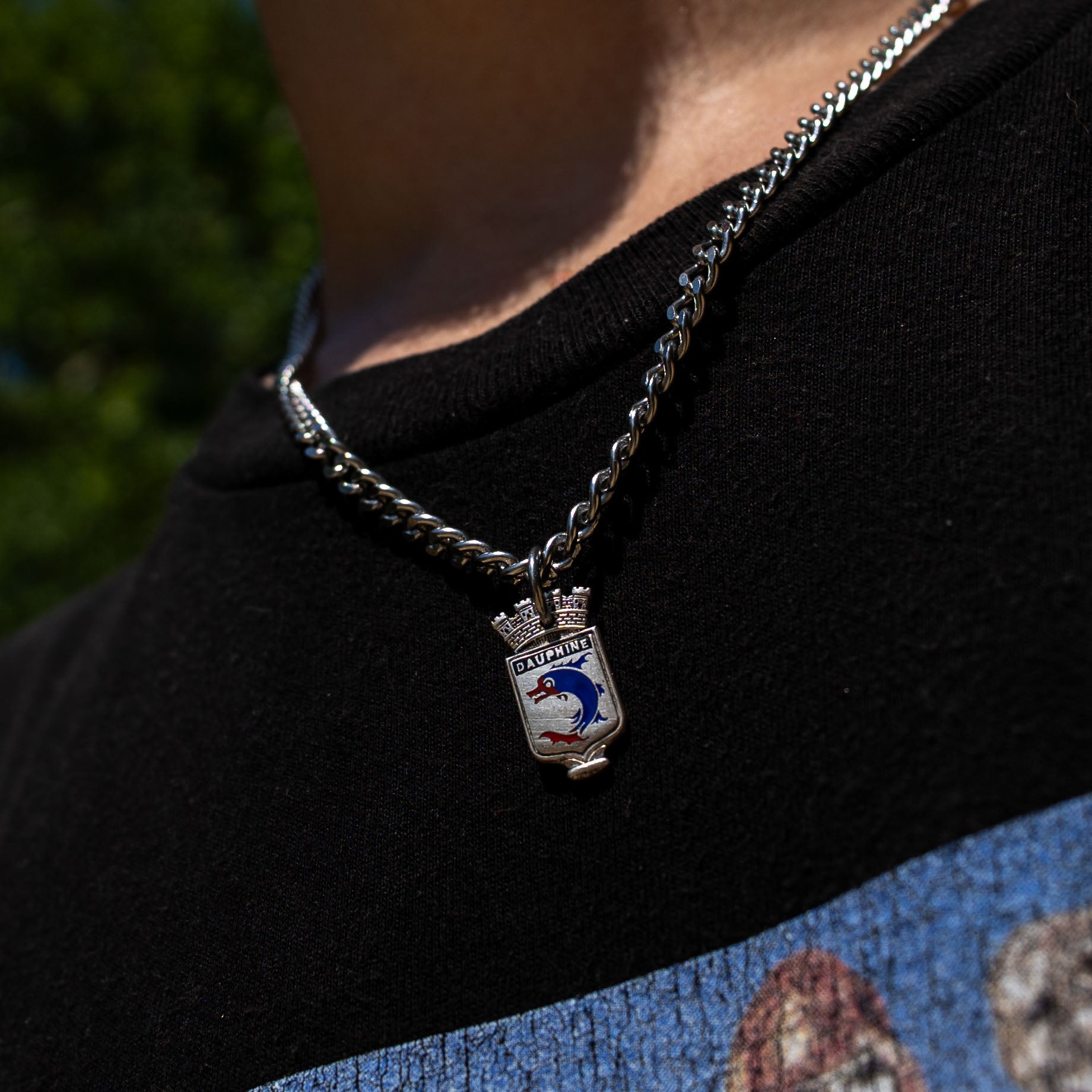 Collier artisanal fabriqué à partir d'un couvert ancien recyclé porté autour du cou.