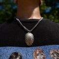Collier artisanal Gemma en couvert recyclé porté autour du cou.