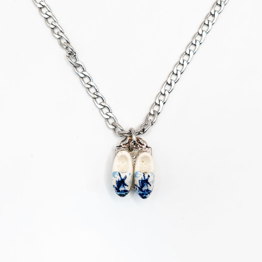 Vue de face du collier artisanal Gemma en couvert recyclé.