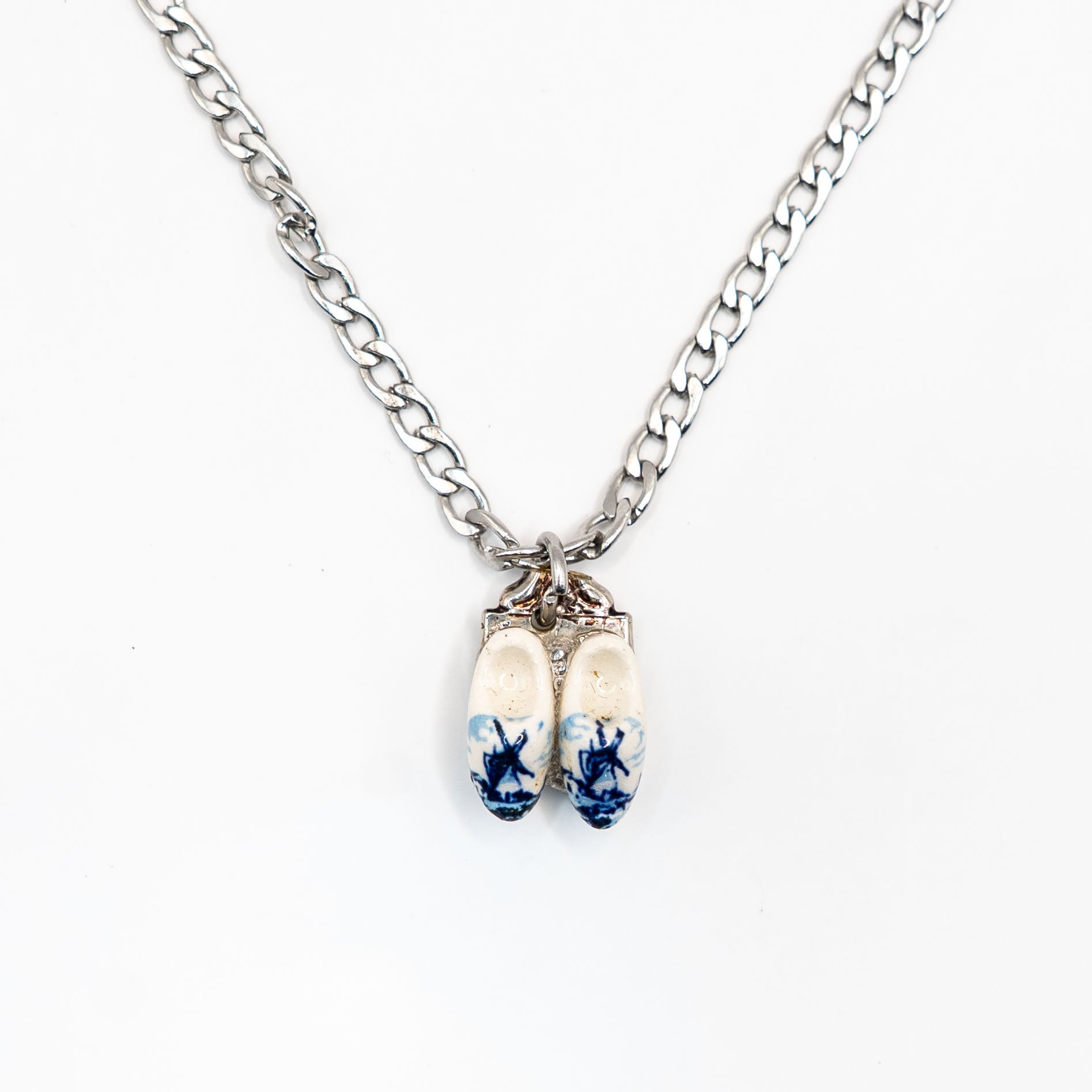 Vue de face du collier artisanal Gemma en couvert recyclé.