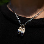 Collier artisanal Gemma en couvert recyclé porté autour du cou.
