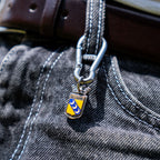 Porte-clés artisanal Gemma en couvert recyclé accroché à un pantalon.
